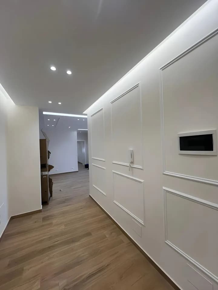 Couloir avec moulures murales et bandeau LED