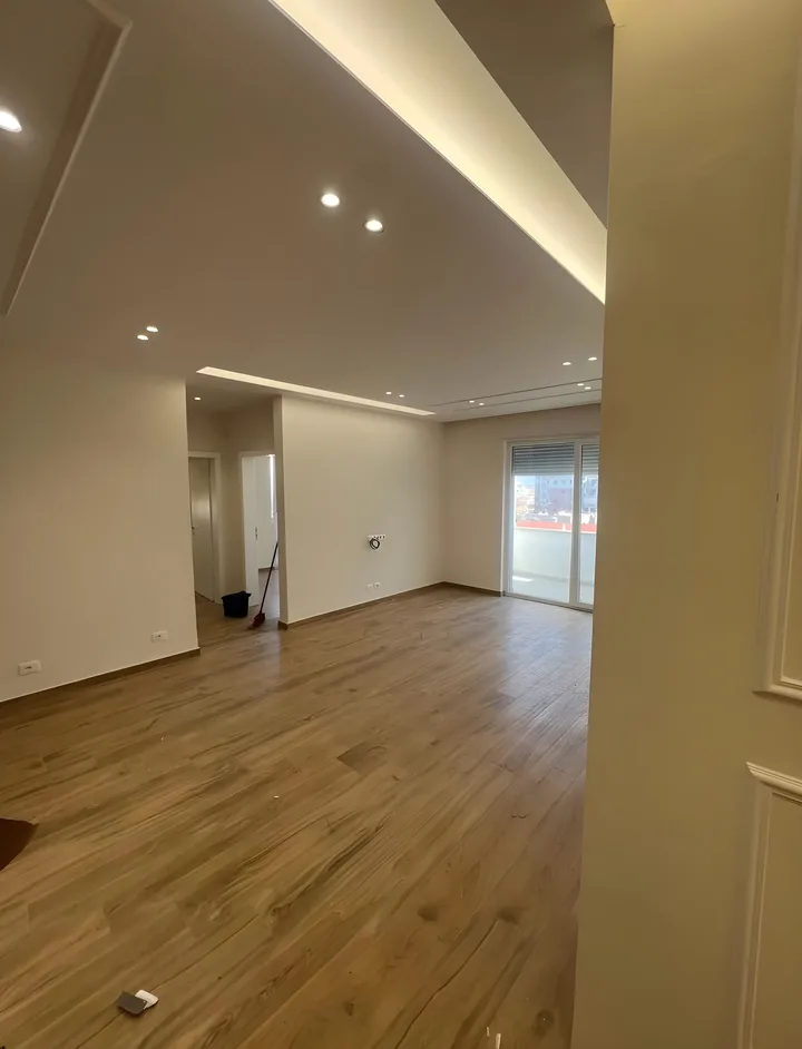 Salon avec faux plafond et corniche d'éclairage LED indirect