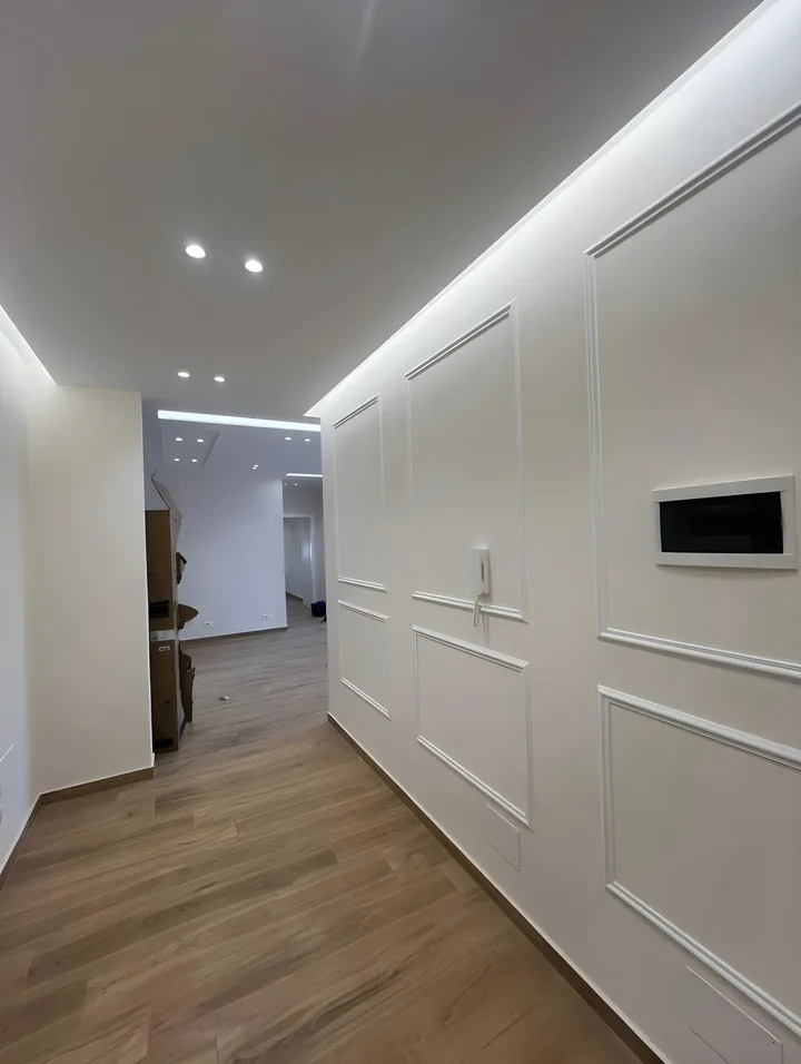 Couloir avec moulures murales et bandeau LED