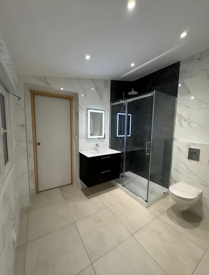 Salle de bain en marbre avec douche italienne