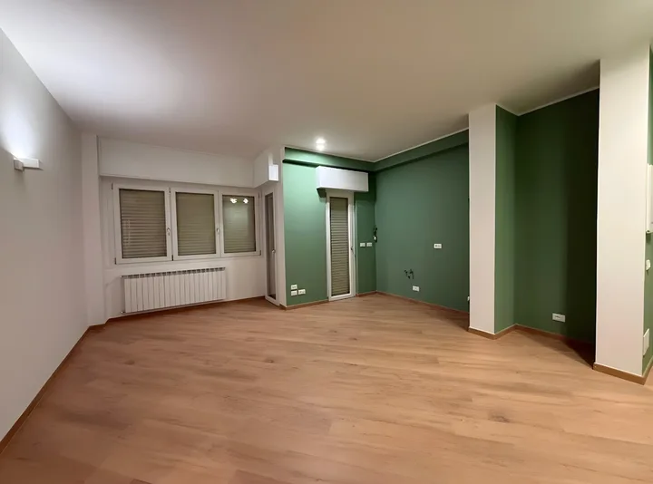 Entrée avec porte claustra et vue sur le séjour rénové